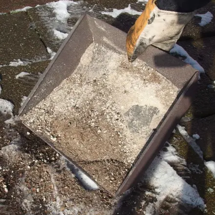 Asche streuen bei Glatteis