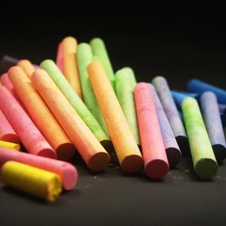 Feuchte Schränke mit Kreide trocknen