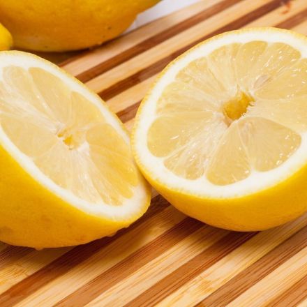 Zitrone gegen schwarze Schmierflecken an Gardine