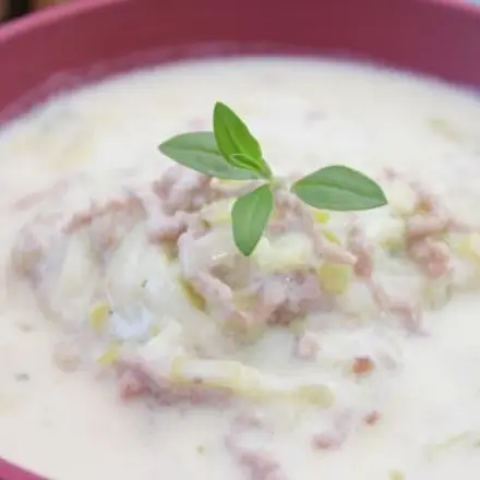 Lauchsuppe mit Hackfleisch und Käse