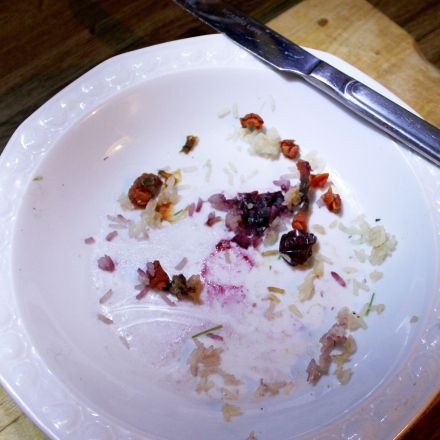 Eingetrocknete Speisereste in der Mikrowelle vom Geschirr entfernen