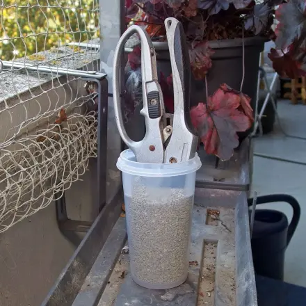Leere Plastikbecher vielseitig im Garten einsetzbar