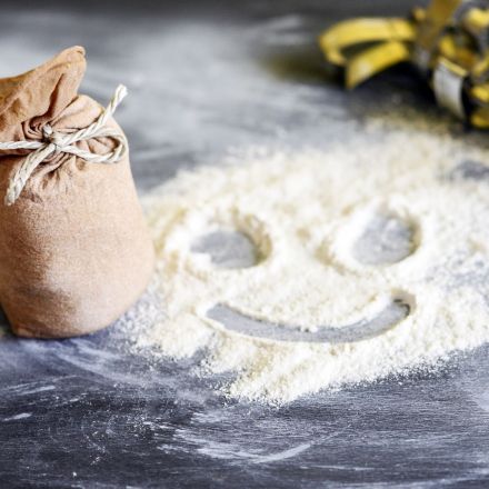 Mit Mehl gefüllter Nylonstrumpf - zum Bestäuben von Speisen