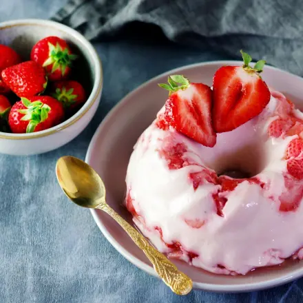 Vanillepudding mit frischen Erdbeeren