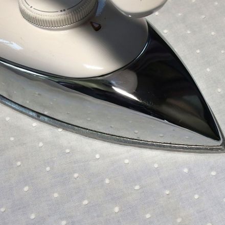 Bügeleisen gegen Kleidermotten