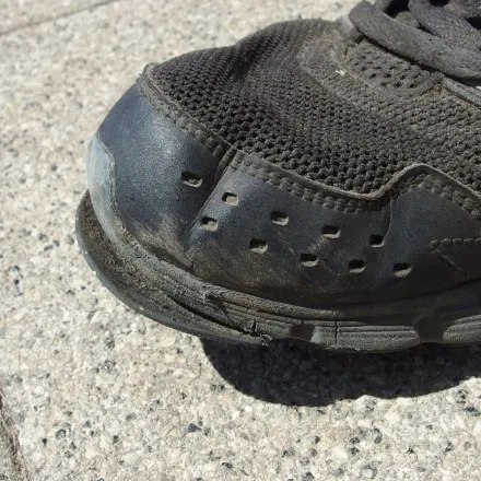 Schuhe mit abgelöster Sohle mit Pattex Compact retten