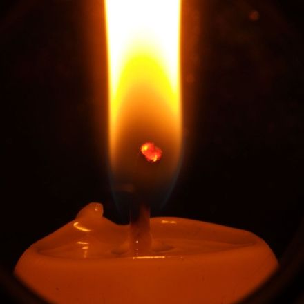 Verschüttetes Kerzenwachs entfernen