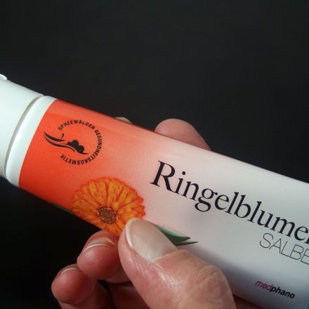 Ringelblumensalbe (Calendula) gegen trockene Haut um die Augen