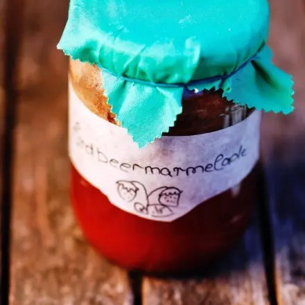 Stressfreie Etiketten auf Marmeladengläsern