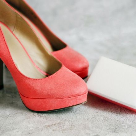 Flecken auf (weißen) Lederschuhen entfernen