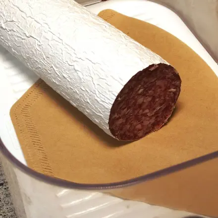 Feuchtigkeit in Wurst- und Käseplastikschüsseln verhindern