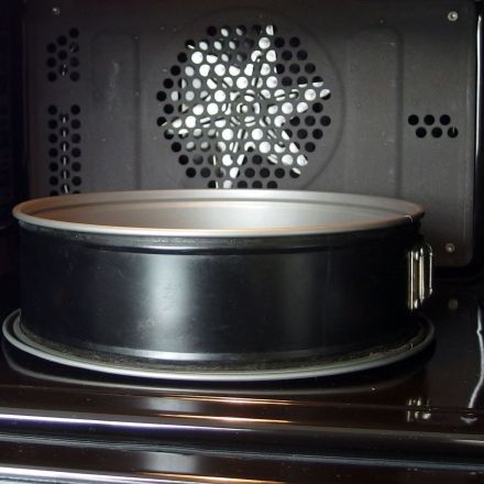 Backofen mit Backpulverpaste reinigen