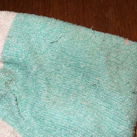 Altes Frotteehandtuch haftet gut am Schrubber