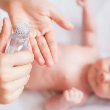 Hilfe gegen Blähungen: Wärme & Massage für Babies