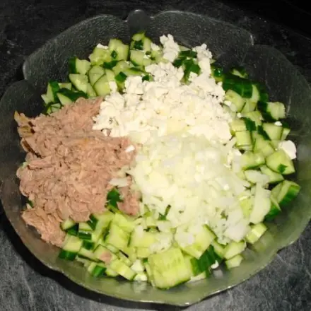 Gurkensalat Helfe-Elfe: mit Schafskäse, Thunfisch & Zwiebeln