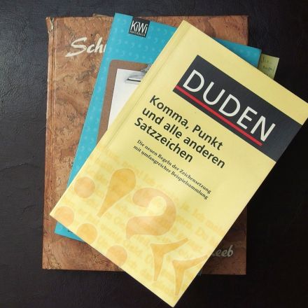 Muffig riechende Bücher mit Waschpulver auffrischen