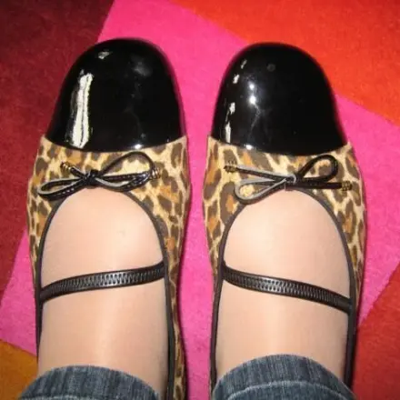 Ballerina-Schuhe halten nicht am Fuß