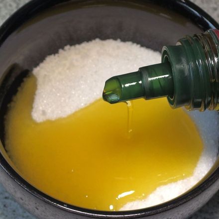 Körperpeeling mit Zucker und Olivenöl