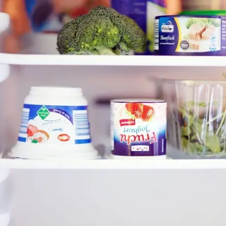 Joghurt länger frisch halten: auf den Kopf stellen