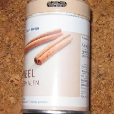 Gewürzstreuer aus Metall, Streulöcher mit Gummiband verschließen