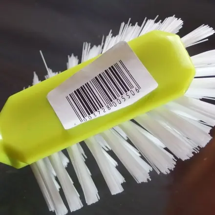 Lästige Aufkleber - beim Einkauf um Entfernung bitten