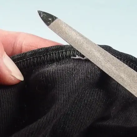 Piksende Nähte und Etiketten in Kleidung entfernen