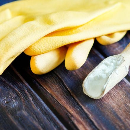Leichterer "Einstieg" in enge Gummihandschuhe