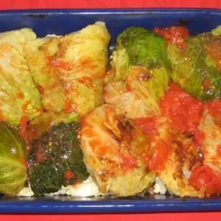 Geschmorte Wirsingrollen mit einer Füllung aus Rinderhack & Pilzen