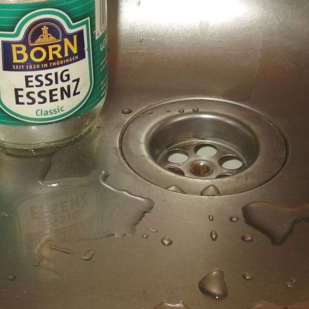 Abflüsse sauber halten mit Essig- oder Zitrusessenz