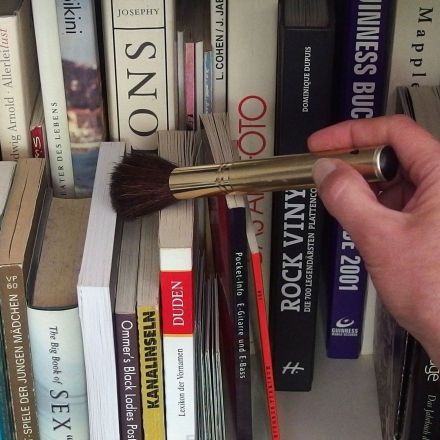 Make-up-Pinsel zum Staubwischen auf Büchern