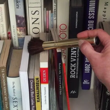 Make-up-Pinsel zum Staubwischen auf Büchern