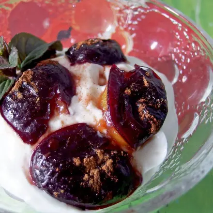 Karamellisierte Pflaumen auf Vanille-Quarkcreme - Poesie auf der Zunge
