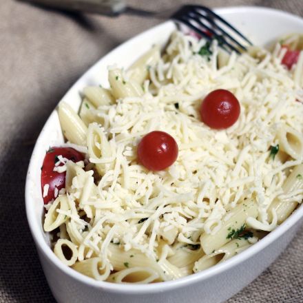 Kalorien sparen beim Auflauf: Streukäse vorher rationieren