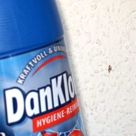 Dan Klorix gegen Kaffeeflecken auf Wand und Tapete