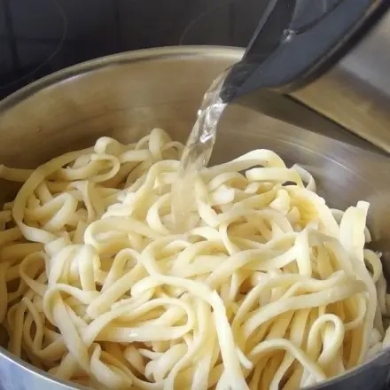 Spaghetti aufwärmen mit heißem Wasser
