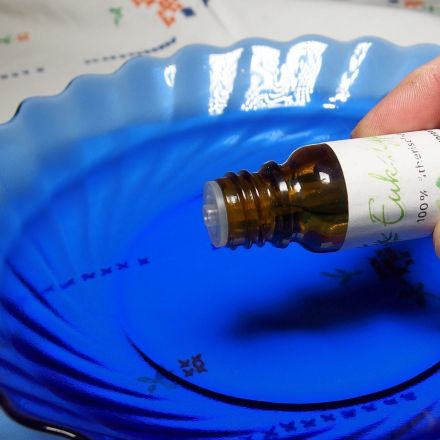 Bei Erkältung/Schnupfen hilft: Eukalyptusöl in heißem Wasser