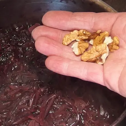 Rotkohl lecker aufwerten: mit Preiselbeeren und Walnüssen