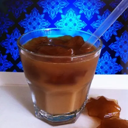 Eiskaffee oder Eistee - mit Würfeln von gefrorenem Kaffee oder Tee