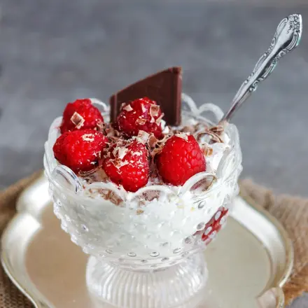 Stracciatellacreme mit Himbeeren