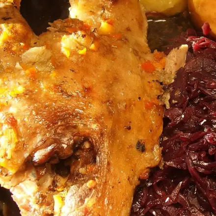 Gänsekeulen erst in Apfelsaft kochen