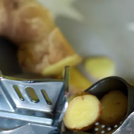 Ingwer mit der Knoblauchpresse zerkleinern