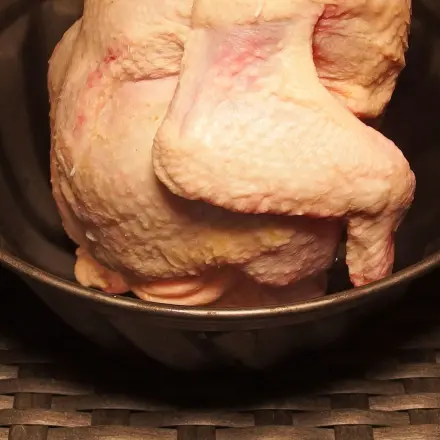 Huhn aufrecht braten: in einer Gugelhupfform