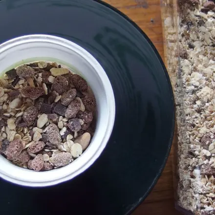 Kleinen Joghurtbecher als Maß nehmen