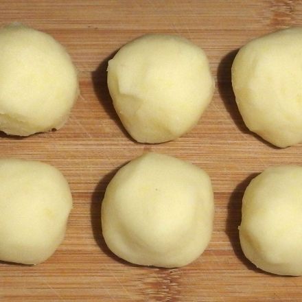 Selbst gemachte Kartoffelklöße schon morgens "rollen" / vorbereiten