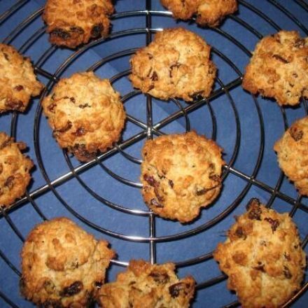 Vollkorn-Cakes mit Cranberrys und Rosinen