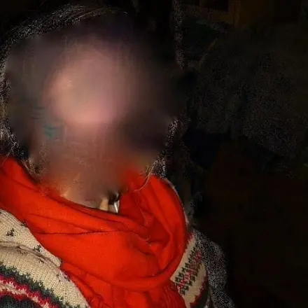 Schal mit Haargummi zusammenfassen