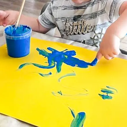 Kinderhände von Farbresten säubern