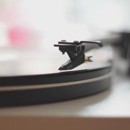 Plattenspieler-Riemen reparieren