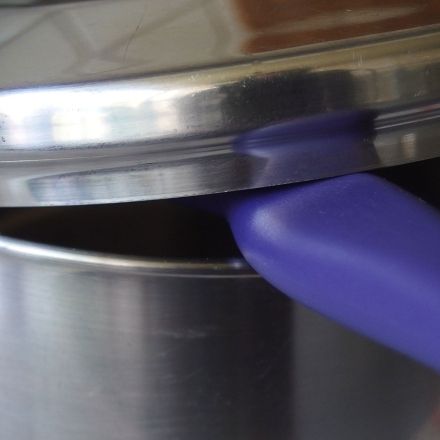 Überkochen verhindern: Messer zwischen Deckel & Topf klemmen