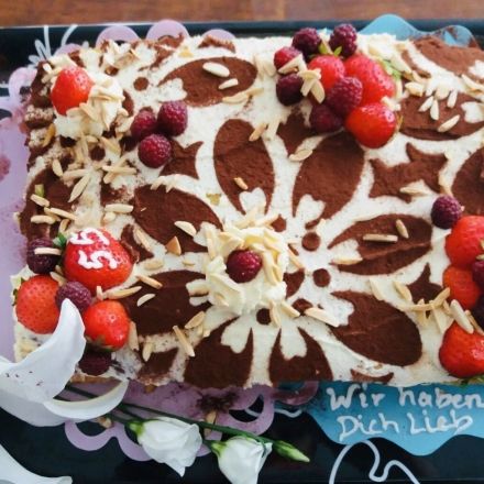 Torten mit Mustern verzieren - mit Papierstreifen, Kreisen usw.